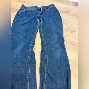 These are Levi's 525™ Perfect Waist Straight Leg Jeans in size 6.